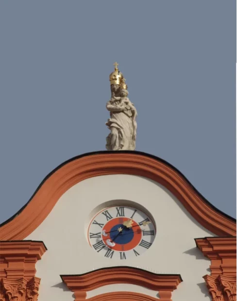 Basilika Mariatrost: Himmelskönigin über dem Hauptportal