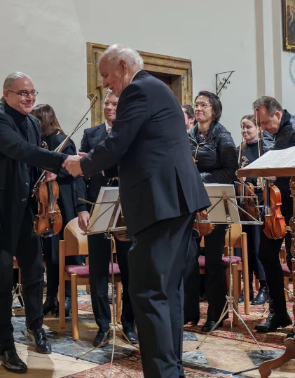 Konzert "Requiem" von Antonín Dvořák am 19. November 2023, Fritz Lippe dankt Konzertmeister Harald Martin Winkler